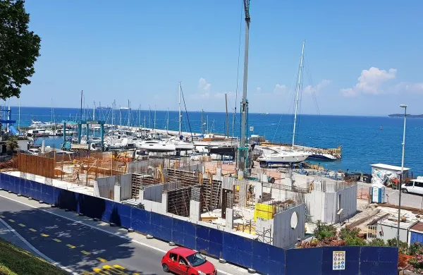Delavci te dni gradijo stene pritličja bodoče pomorske uprave.  