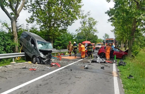 Po silovitem trku je nemški kombi odbilo nazaj na varovalno 
ograjo.