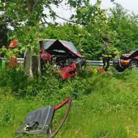 Voznik hrvaškega golfa je po prvih podatkih zapeljal na nasprotno 
stran ceste in trčil v kombi, ki je pripeljal naproti. 