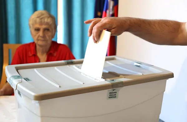 Do 19. ure 65 obvestil o domnevnih kr&scaron;itvah volilnega molka
