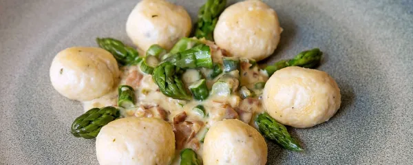 Recept: skutni njoki s pr&scaron;utom, &scaron;parglji in smetano