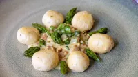 Recept: skutni njoki s pr&scaron;utom, &scaron;parglji in smetano