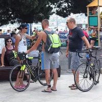 Tekli, kolesarili in plavali
