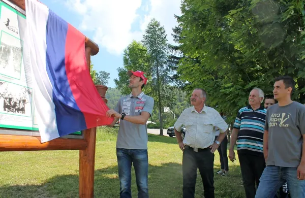 Jakov Fak ob odkritju spominske  table v družbi sedanjih stebrov  
društva Gora - Emila Velikonje, Slavka Vidica in predsednika Milka  
Barišiča.