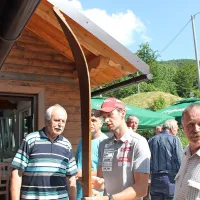 

Jakov Fak si je repliko smuči Edmunda Čibeja iz leta 1888  ogledal  
skupaj z vodjo starosvetne smučarske skupine z Gore  Slavkom  
Vidicem (levo) in s kronistom smučarske zgodovine na Gori  
Emilom Velikonjo (desno).