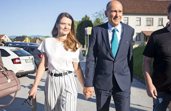 Janez Janša z ženo pred prihodom na volišče.