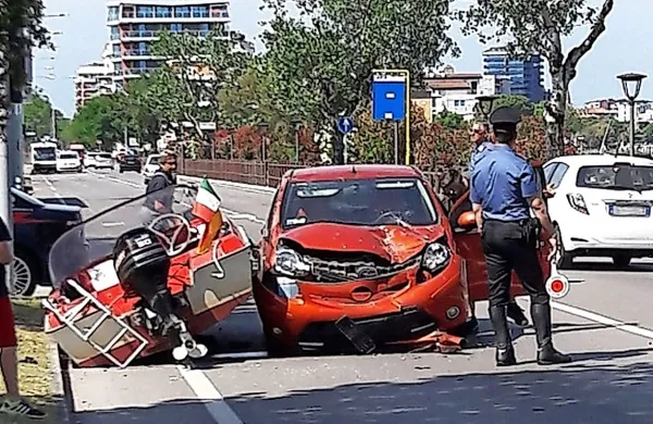 Avtomobil in čoln po nenavadni nesreči