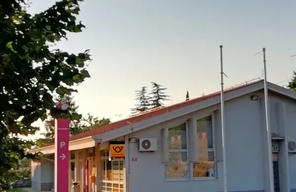 Roparja sta poštno poslovalnico v Braniku oropala v petek 
popoldne.