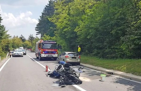 Motorist z Dolenjskega se je v nesreči hudo poškodoval. 