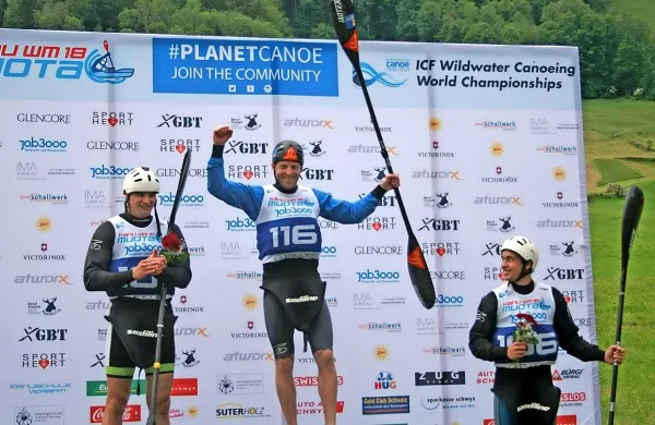 Slovenski kajakaši krojijo svetovni vrh v sprintu. V sredini včeraj 
dvakrat zlati Nejc Žnidarčič. 
