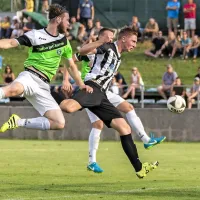 Biljenci (v rdeče-črnem dresu) so bili v  kvalifikacijah korak pred 
Dravograjčani.