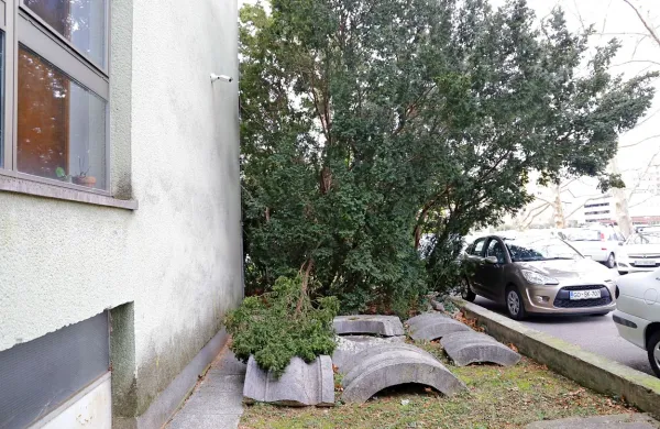 Danes vodnjak v več delih sameva ob severni steni sodišča in čaka 
na boljše čase.