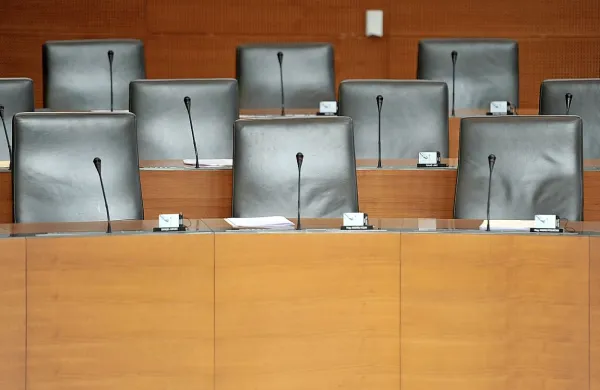 Poslanske stolčke obdržalo 36 poslancev, v DZ &scaron;e pet županov