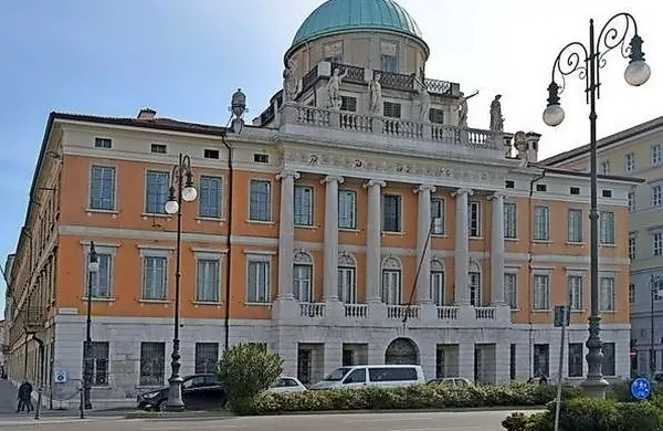 V prestižni tržaški palači Carciotti je do nedavnega imela svoje 
prostore policija.
