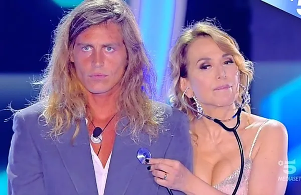 Voditeljica Barbara D'Urso je zmagovalca razglasila s pomočjo 
stetoskopa.