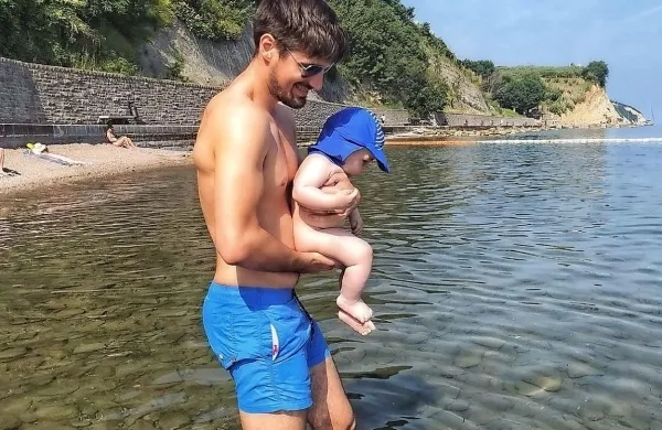 Luka Šulić v Izoli s šestmesečnim sinčkom Valom.