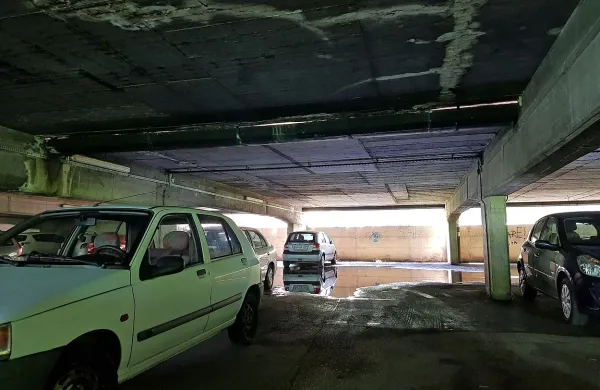 Zaradi pronicanja vode v najbolj izpostavljene plasti železobetonske konstrukcije s stropa ves čas odpada omet.