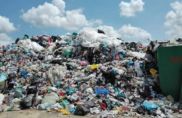 Pričakovati je, da bo na dvoriščih komunalnih podjetij letos ostalo 
do 40.000 ton komunalne odpadne embalaže. To pa predstavlja 
potencialno ekološko katastrofo, opozarja direktor Zbornice komunalnega gospodarstva Sebastijan Zupanc in poziva k ukrepom. 
