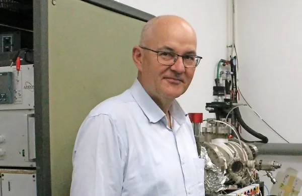 Redni profesor na Univerzi v Novi Gorici Gvido Bratina je prejel 
Preglovo nagrado za izjemne dosežke. 