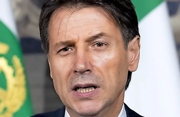  Predsednik nove italijanske vlade Giuseppe Conte je pozval k 
obvezni in avtomatični prerazporeditvi prosilcev za azil med 
državami članicami EU.
