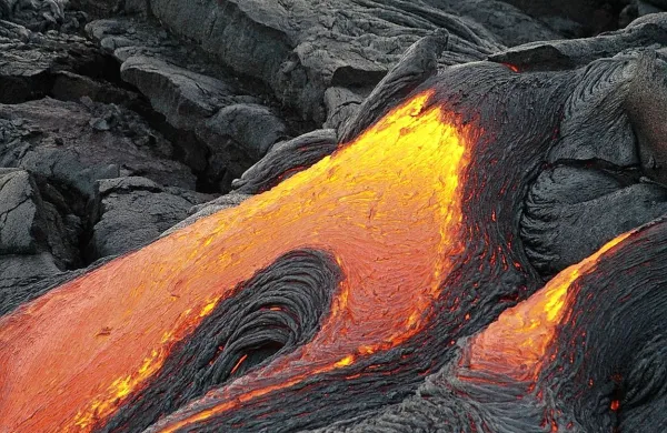  Uničujoča lava je prekrila hiše in ljudi v njih.
