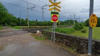 Poleg Andrejevega križa zdaj na prehod železnice v Gorenjah pri 
Divači opozarja svetlobni znak.