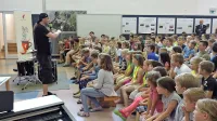 Tako je glasbenik Marko Soršak z bobni razveselil divaške 
šolarje.