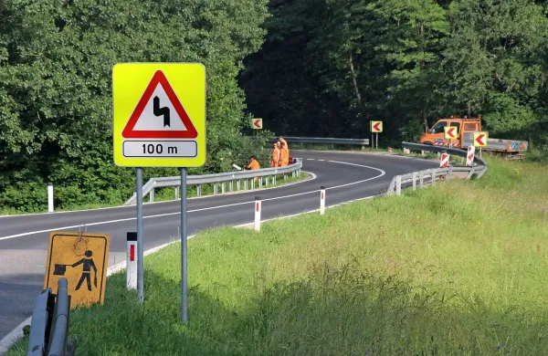 Pred nevarni ovinek so postavili dodatna opozorila, zvite odbojne 
ograje (desno), ob kateri je umrl 36-letni Jelševec, pa še niso 
zamenjali. 