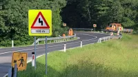 Pred nevarni ovinek so postavili dodatna opozorila, zvite odbojne 
ograje (desno), ob kateri je umrl 36-letni Jelševec, pa še niso 
zamenjali. 