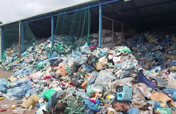 V komunalnih podjetjih se že zdaj, ko je prevzem omejila družba 
Interseroh, kopiči odpadna embalaža, če bodo prevzem omejile še 
druge embalažne družbe, bodo razmere neobvladljive. 