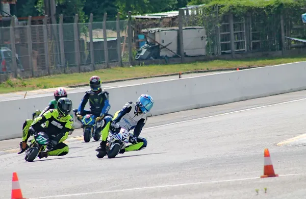 Razburljivo dirko razreda mini moto je dobil Jani Medoš (desno).