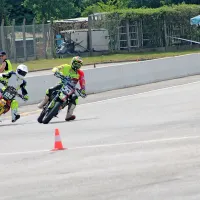 Domači obračun vodilne dvojice v razredu supermoto je pripadel 
Nejcu Kržiču (desno).