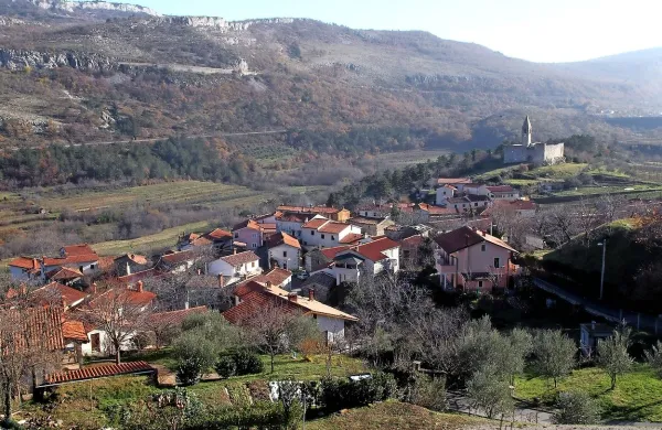 Vse kaže, da se bo sedanja KS Črni Kal razdelila na dva dela in bodo Hrastovlje postale sedež nove istoimenske KS.