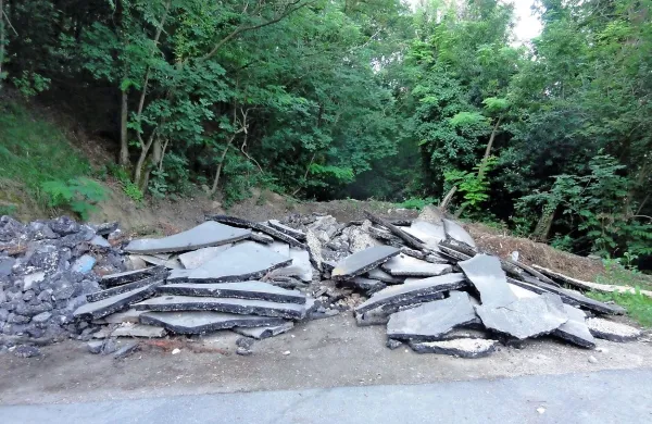 Izvajalec del bo asfalt z začasne deponije odstranil  predvidoma v 
roku enega tedna.