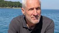 Glede posegov  v morje je naravovarstvenik Robert  Turk pristaš 
logike manj je več.