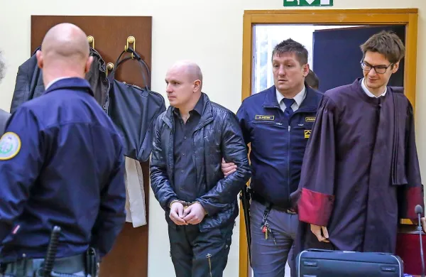 Glavna obravnava v sojenju 36-letnemu Kraševcu Marku Abramu, 
ki je obdolžen storitve dvojnega umora marca lani, bo 14. junija.