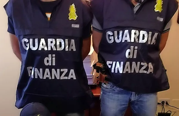 Italijanska finančna policija je med dramatično operacijo na 
odprtem morju zasegla več kot deset ton hašiša.
