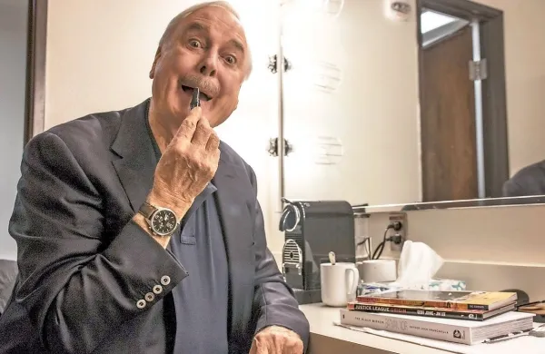 John Cleese se pripravlja za nastop na odru.  