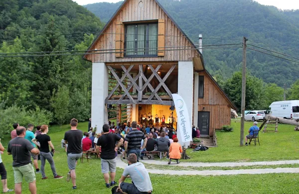 Imenitno doživetje akustičnega koncerta ansambla Saše Avsenika 
pod kozolcem. 