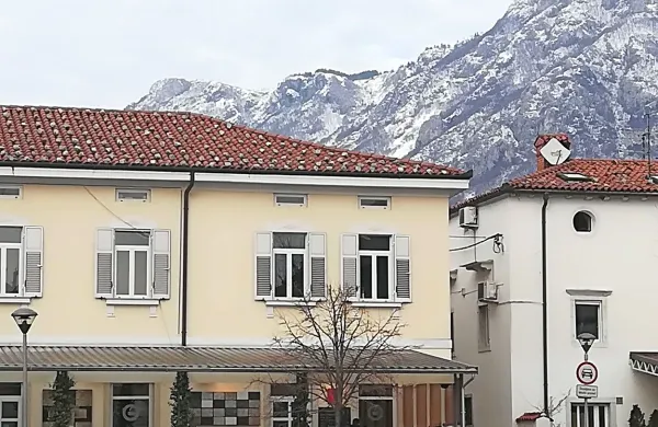 David Ž. iz okolice Ajdovščine je lani oktobra v lokalu na 
Lavričevem trgu v Ajdovščini  z nožem zabodel vrstnika.