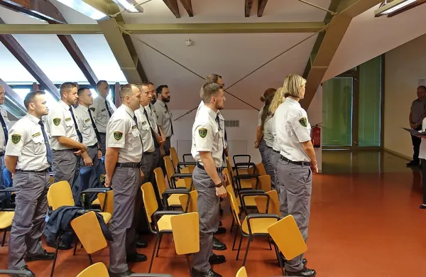Novi pravosodni policisti so prisegli pred direktorjem Jožetom 
Podržajem.
