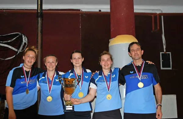 Državne prvakinje (z leve: Minea Ljuca, Jana Ludvik, Urška Čokelj, 
Lea Paulin in trener Saš Lasan.