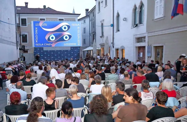 Obiskovalce in organizatorje so letos spet razveselile projekcije na 
Manziolijevem trgu.