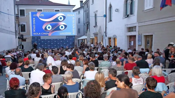 Obiskovalce in organizatorje so letos spet razveselile projekcije na 
Manziolijevem trgu.