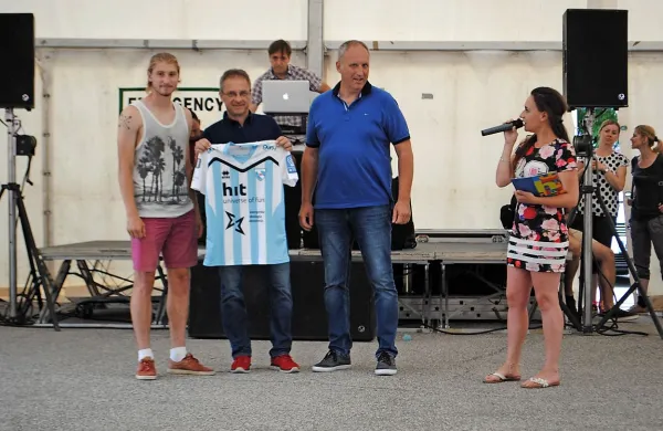 Hari Arčon se je družbi Hit za  podporo pri razvijanju  kluba zahvalil 
z dresom nogometaša Mirana Burgića,  ki je v maju zaključil svojo 
bogato kariero.