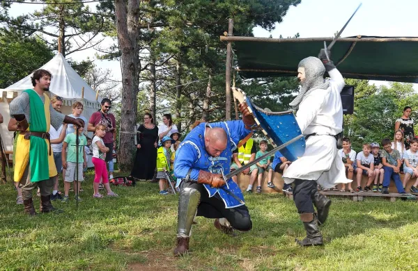 Viteza Krvavi Peter (v beli opremi) in Branimir sta se pomerila na 
viteškem turnirju.