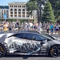 Pred Hotel Kempinski se je parkiral tudi “batmobil”.