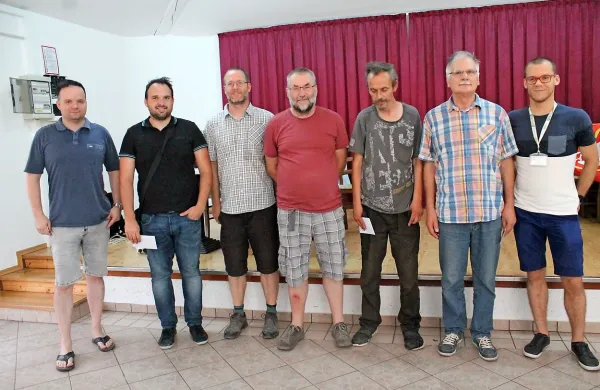 Najboljši na  podelitvi, od leve: predsednik ŠK Nova Gorica Matjaž  
Lovišček, šahisti Kristijan Budihna, Miran Rusjan, Leon Mazi,  
Marjan Črepan, Vojko.