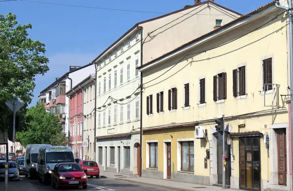 Stavbi na Partizanski cesti 20 in 22 (nižje poslopje) morajo lastniki 
obnoviti, so prepričani na občini. Če ju ne bodo, bo občina za  nova 
okna, vrata in druga dela odštela 36.200 evrov.