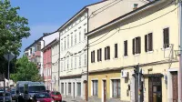Stavbi na Partizanski cesti 20 in 22 (nižje poslopje) morajo lastniki 
obnoviti, so prepričani na občini. Če ju ne bodo, bo občina za  nova 
okna, vrata in druga dela odštela 36.200 evrov.